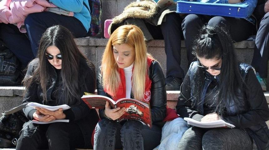 Yozgat&rsquo;ta 30 Dakika Boyunca Meydanda Kitap Okundu