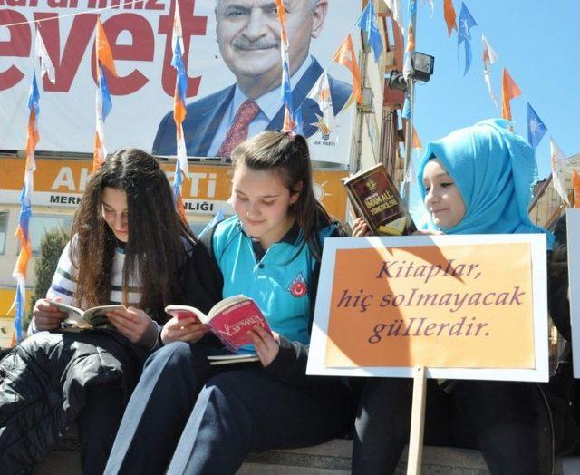 Yozgat’ta 30 Dakika Boyunca Meydanda Kitap Okundu