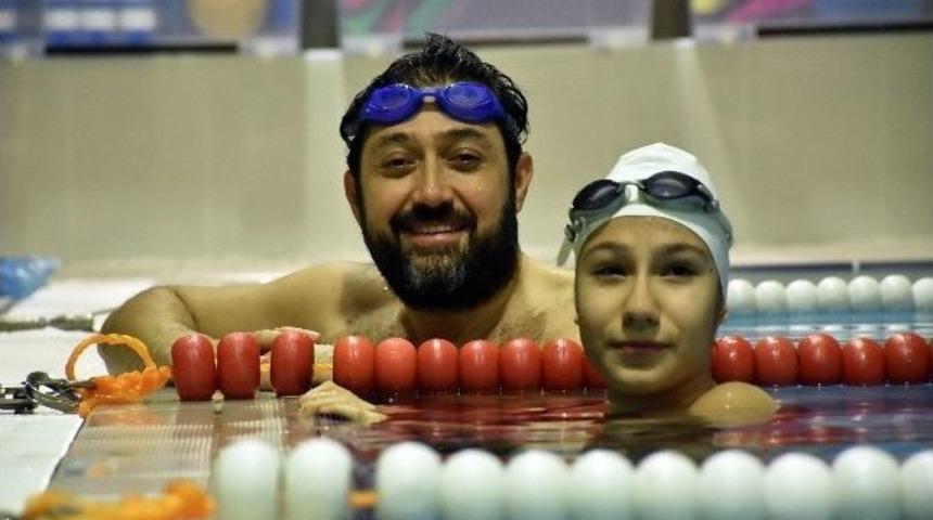 Başkan Murat Hazinedar, Engelli Y&uuml;z&uuml;c&uuml;yle Kozlarını Paylaştı