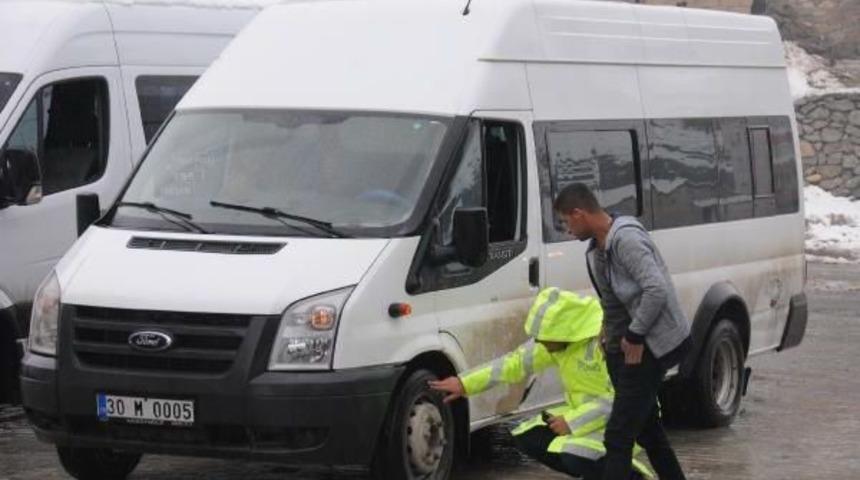 Hakkari'de Polisten Kış Lastiği Denetimi