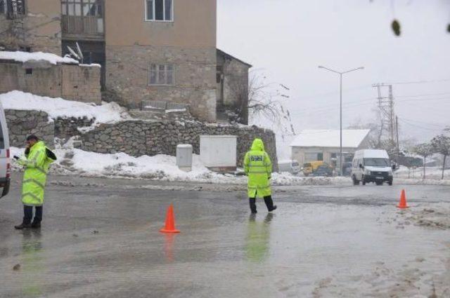 Hakkari'de Polisten Kış Lastiği Denetimi