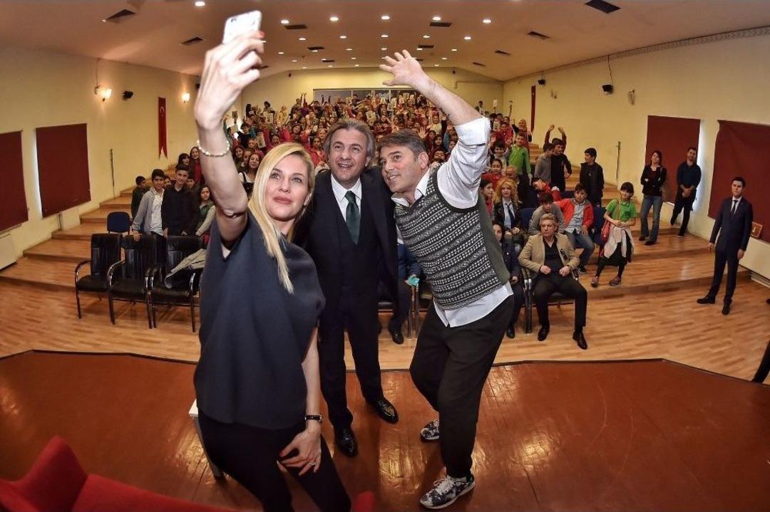 Beyoğlu&rsquo;nda Kırmızı Sedir S&ouml;yleşileri Devam Ediyor