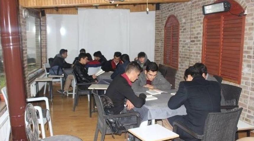Karaman&rsquo;da Gen&ccedil;ler Kıraathanelerde Buluşup Kitap Okuyor