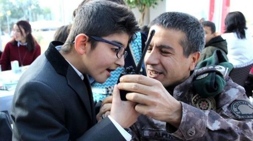 Engelli &Ccedil;ocuk Polis Telsizinden Anons Yaptı