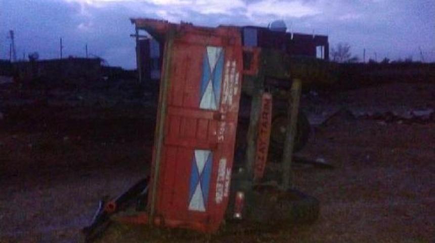 Derik'te Hortum Evleri Yıktı, Trakt&ouml;r R&ouml;morkunu S&uuml;r&uuml;kledi