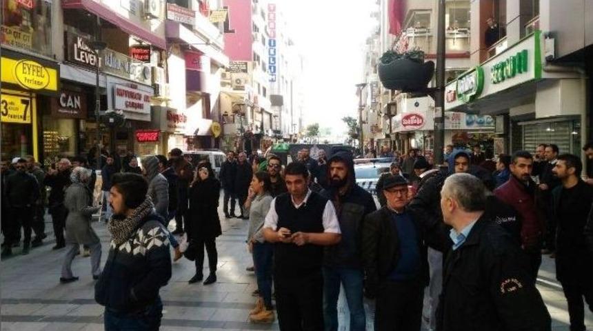 İzmir&rsquo;de Bomba Paniği: 20 Bina Boşaltıldı