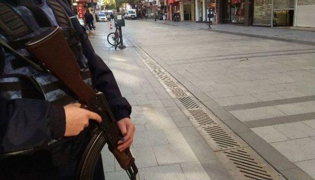 İzmir’de Bomba Paniği: 20 Bina Boşaltıldı