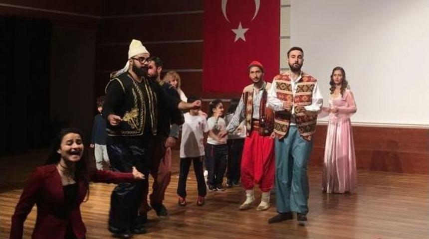 D&uuml;nya Tiyatro G&uuml;n&uuml;&rsquo;n&uuml; Sahneledikleri Oyunla Kutladılar
