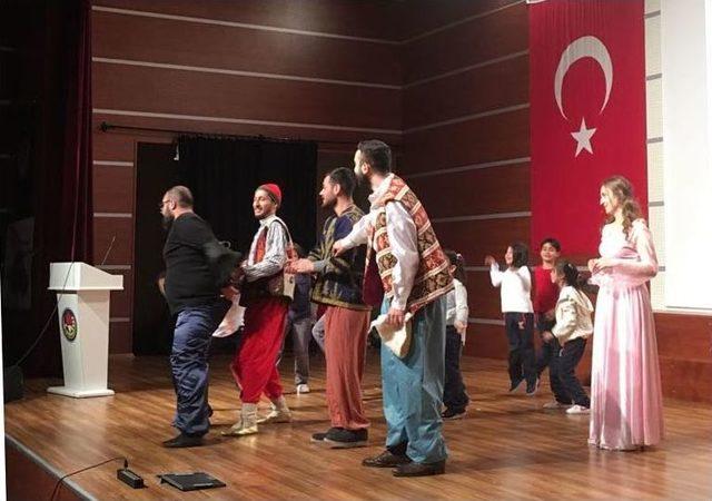 Dünya Tiyatro Günü’nü Sahneledikleri Oyunla Kutladılar