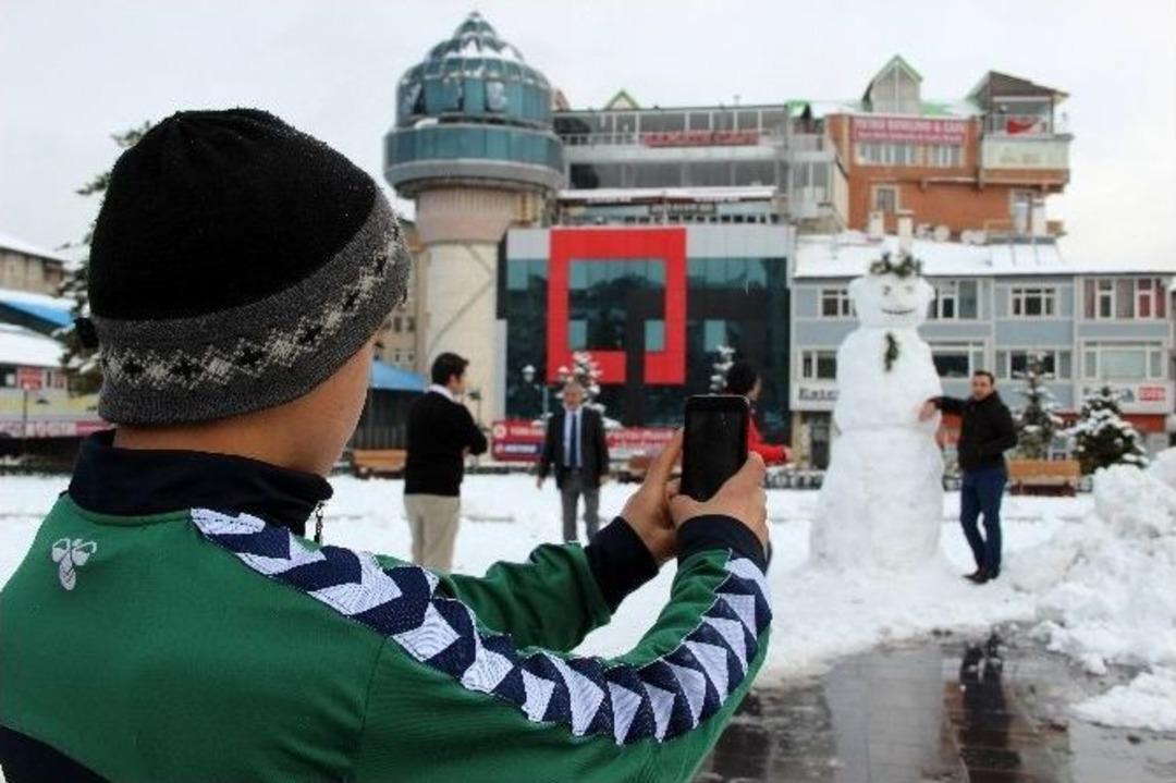 Erzurum&rsquo;da 3 Metrelik &lsquo;dadaş Kardan Adam&rsquo;