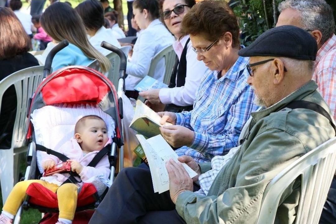 Bebekleriyle Kitap Okudular