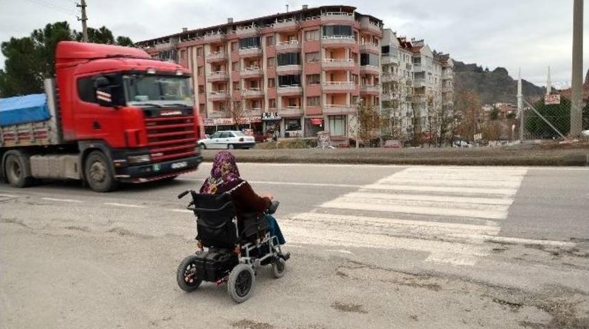 D-100 Karayolu &Uuml;zerindeki Yaya Ge&ccedil;itleri Engellilere Ge&ccedil;it Vermiyor