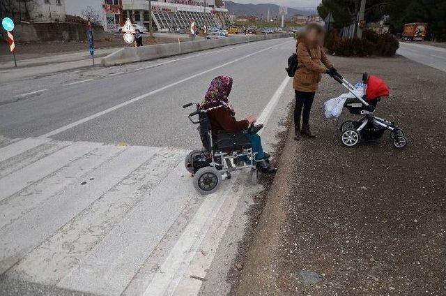 D-100 Karayolu &Uuml;zerindeki Yaya Ge&ccedil;itleri Engellilere Ge&ccedil;it Vermiyor 1