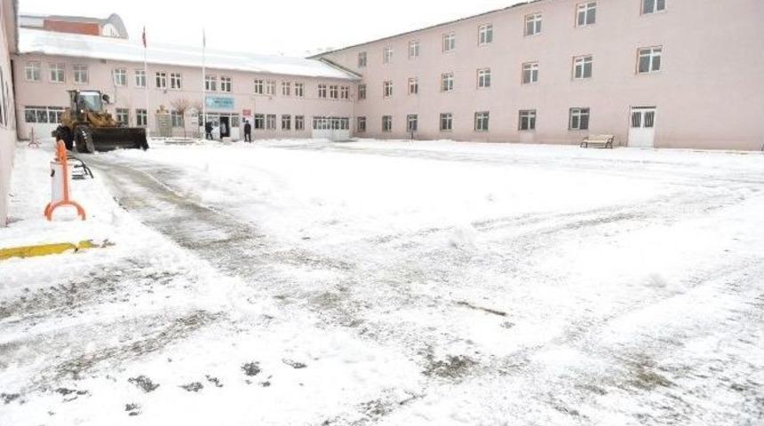 Yakutiye Belediyesi, Okul Bah&ccedil;elerinin Karını Aldı