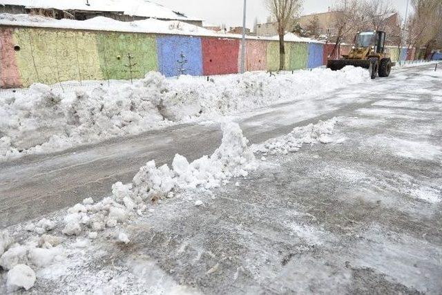 Yakutiye Belediyesi, Okul Bahçelerinin Karını Aldı