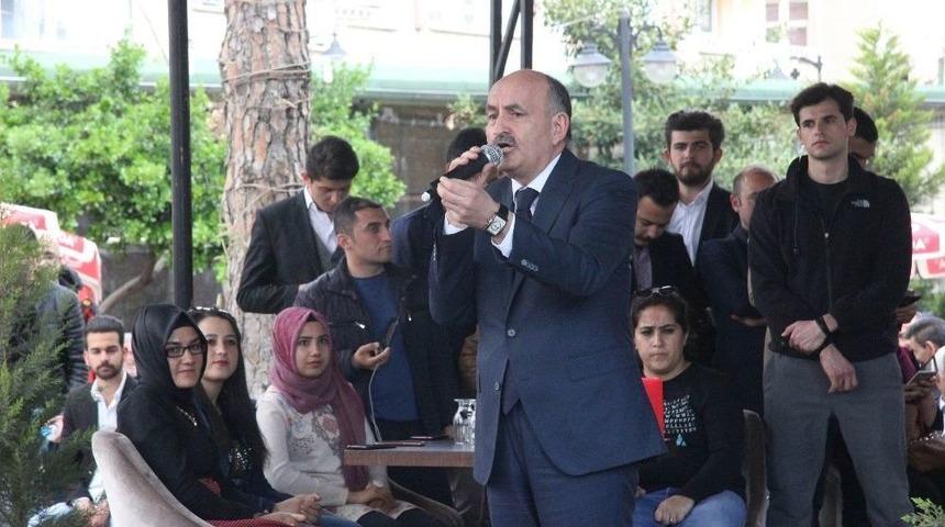 &Ccedil;alışma Ve Sosyal G&uuml;venlik Bakanı M&uuml;ezzinoğlu Gen&ccedil;lerle Bir Araya Geldi