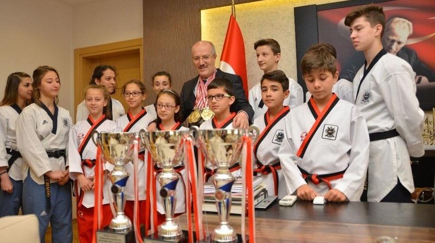 Madalyalar Başkan Kafaoğlu&rsquo;na