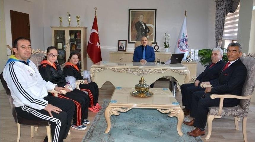 Şampiyon Sporculardan Milli Eğitim M&uuml;d&uuml;r&uuml;ne Ziyaret