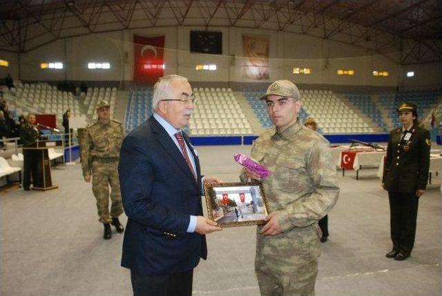 Tokat’ta Olumsuz Hava Şartları Nedeni İle Yemin Töreni Spor Salonunda Yapıldı