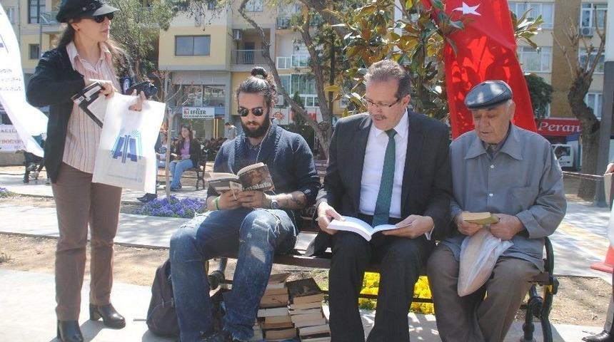 Parkı K&uuml;t&uuml;phaneye &Ccedil;evirdiler