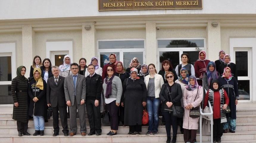 Tarımda Gen&ccedil; Girişimci Kadınlar G&uuml;&ccedil;leniyor