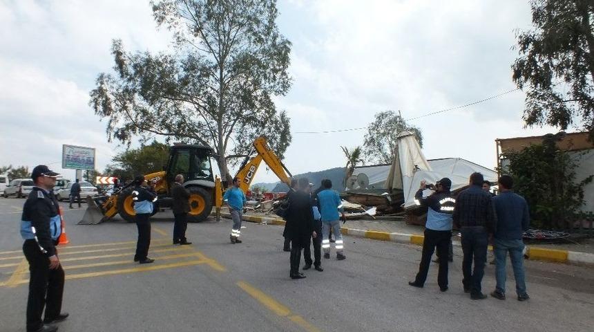 Marmaris&rsquo;te Turizm Sezonu &Ouml;ncesi Ka&ccedil;ak Yapılar Yıkılıyor