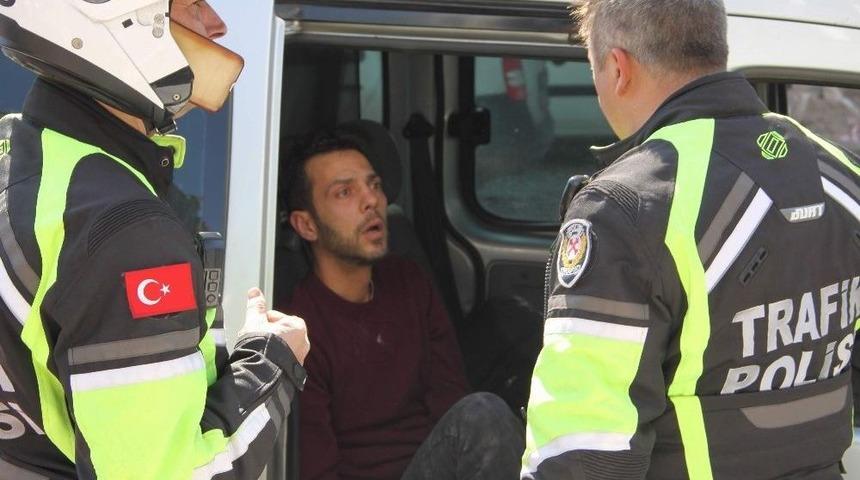 Kaza Yaparak Yola Devam Eden Otomobili Polis Ekipleri Durdurdu