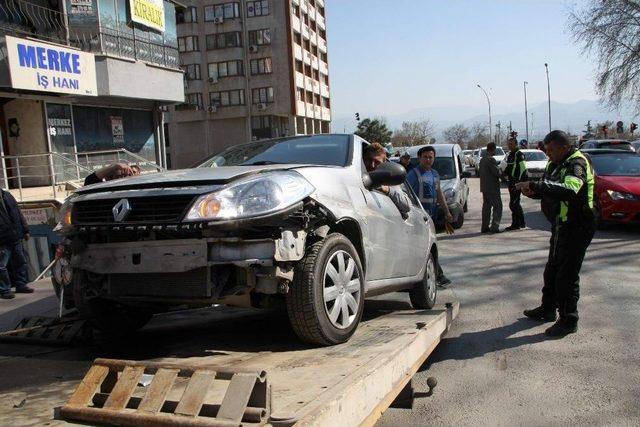 Kaza Yaparak Yola Devam Eden Otomobili Polis Ekipleri Durdurdu