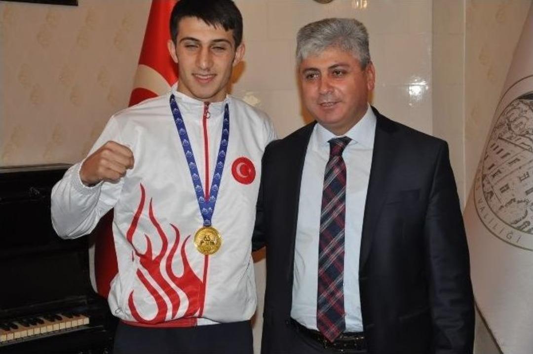 Vali Doğan, D&uuml;nya Şampiyonu Boks&ouml;rleri Makamında Kabul Etti