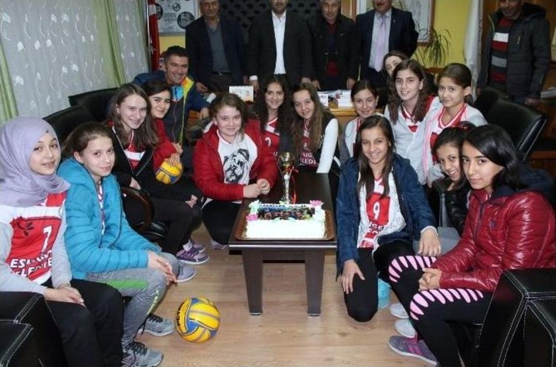 Eskigediz Belediye Gazispor Kız Voleybol Takımı İ&ccedil;in Kutlama Programı