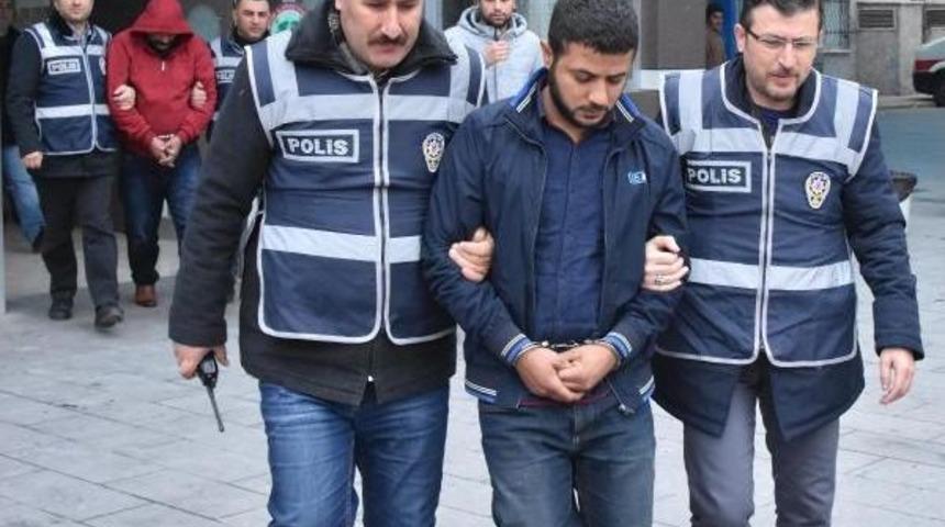 Dolandırdıkları Yaşlı Kadını Elinden Tutup Bankaya G&ouml;t&uuml;rm&uuml;şler