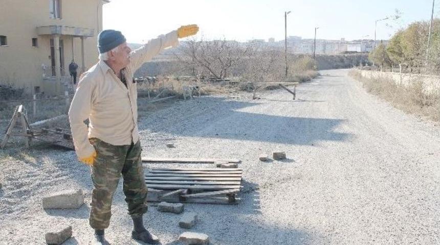 Evleri Toz İ&ccedil;inde Kalan Vatandaşlar Yolu Trafiğe Kapattı
