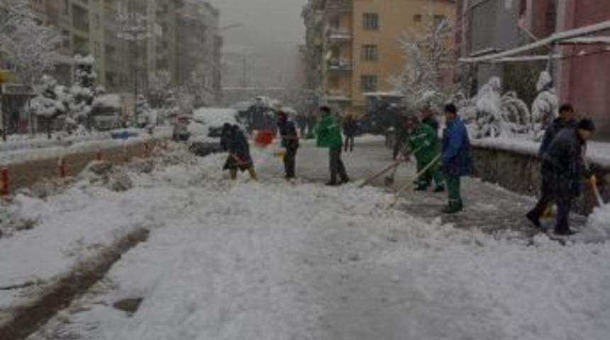 Hakkari Belediyesinde Karla M&uuml;cadele &Ccedil;alışması