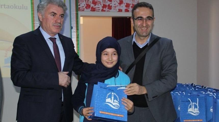 Başkan Memiş&rsquo;ten &Ouml;ğrencilere K&uuml;t&uuml;phaneler Haftası Hediyesi