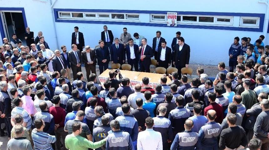 Ak Parti Genel Sekreteri G&uuml;l Fabrika İş&ccedil;ilerine Anayasayı Anlattı