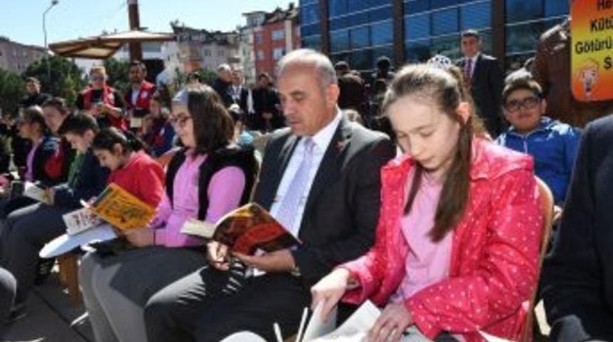 Belediyenin &Ouml;n&uuml;nde Kitap Okudular