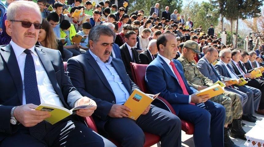 Y&ouml;neticilerle &Ouml;ğrenciler Kitap Okudu