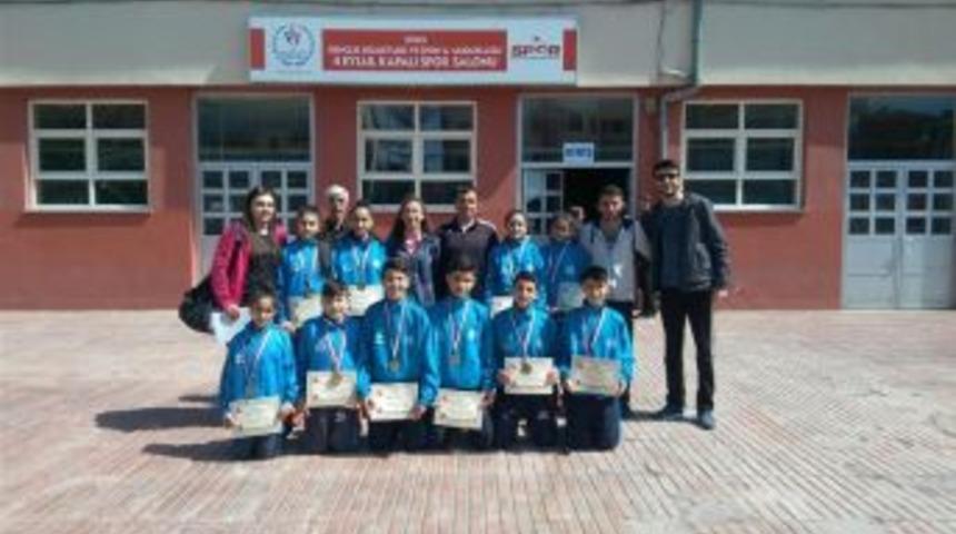 Malatya Badminton Takımı Yarı Final M&uuml;sabakalarını Birincilikle Tamamladı