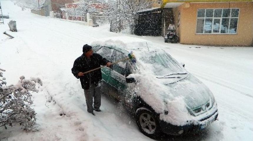 Kar Posof&rsquo;ta Yolları Kapattı, Okullar Tatil Edildi