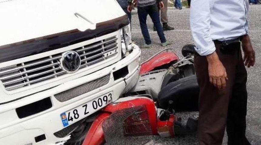 Minib&uuml;s&uuml;n &Ccedil;arpıp S&uuml;r&uuml;klediği Motosikletli &Ouml;ld&uuml;