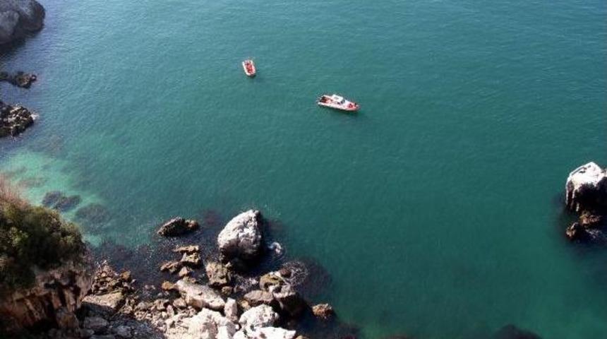 İntihar I&ccedil;in &Ccedil;ıktığı Kayadan Inemeyen Kızı Polis Kurtardı