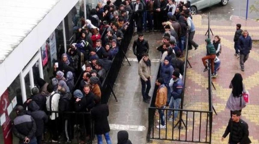 Şanlıurfa Göç İdaresi'nde Suriyeli Kuyruğu