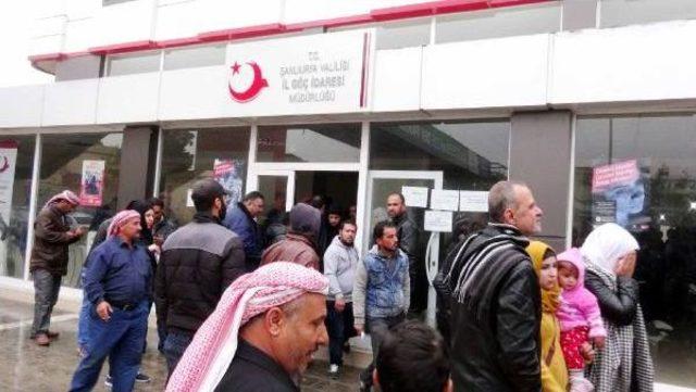 Şanlıurfa Göç İdaresi'nde Suriyeli Kuyruğu