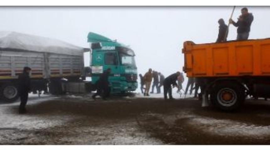 Kars&rsquo;ta Digor Yolunda Kayan Tır Trafiği Durdurdu