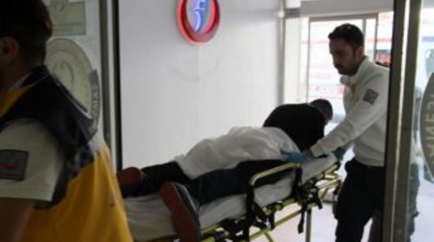 Kız Meselesi Y&uuml;z&uuml;nden &Ccedil;ıkan Kavga Kanlı Bitti: 2 Yaralı