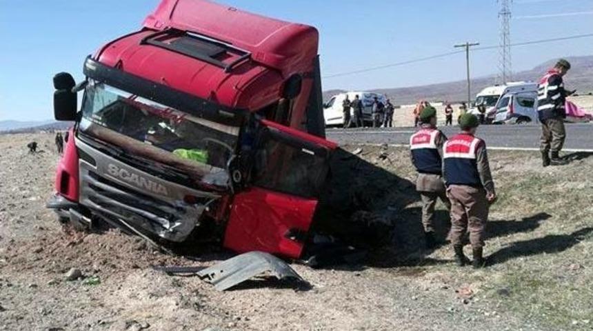 Kayseri&rsquo;De Trafik Kazası: 2 &Ouml;l&uuml;, 3 Yaralı