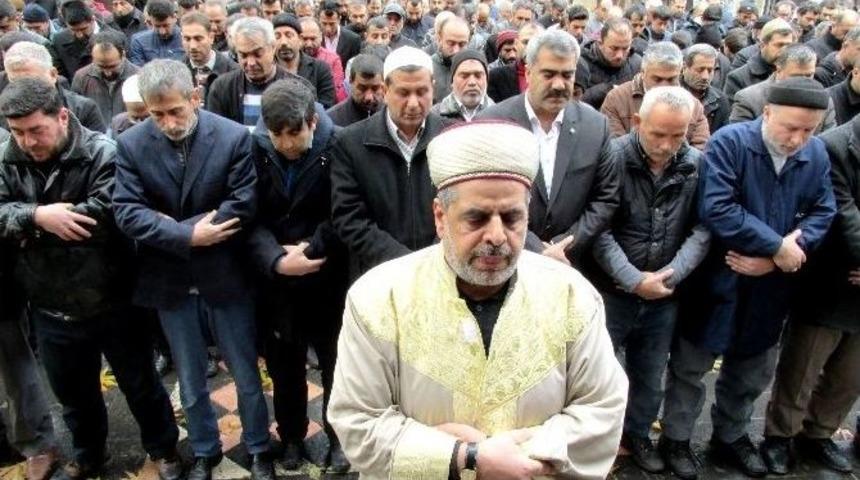 Halep&rsquo;te &Ouml;ld&uuml;r&uuml;len M&uuml;sl&uuml;manlar İ&ccedil;in Gıyabi Cenaze Namazı Kılındı