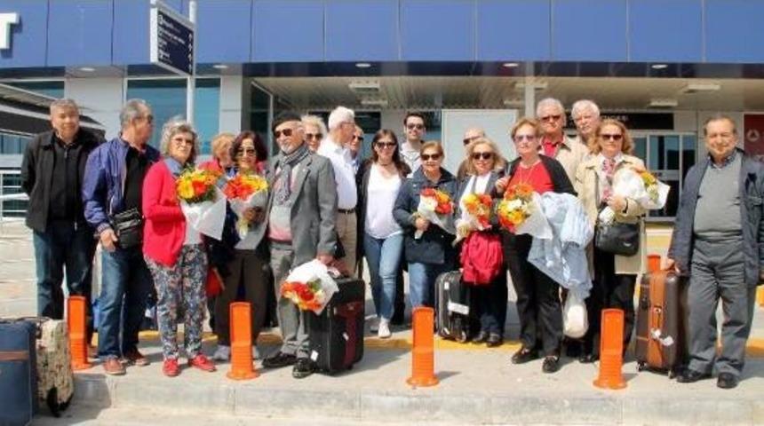 Emeklilere Indirimli Tatilde Ilk Kafile Alanya'ya Geldi