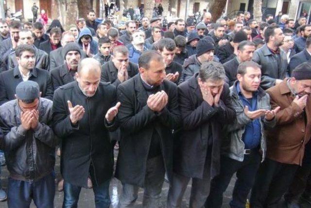 Suriye'de Ölenler Için Gıyabı Cenaze Namazı Kılındı