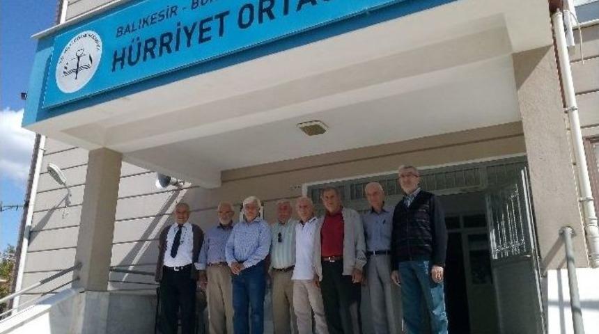 Burhaniye&rsquo;de, Okul Arkadaşları 40 Yıl Sonra Bir Araya Geldi